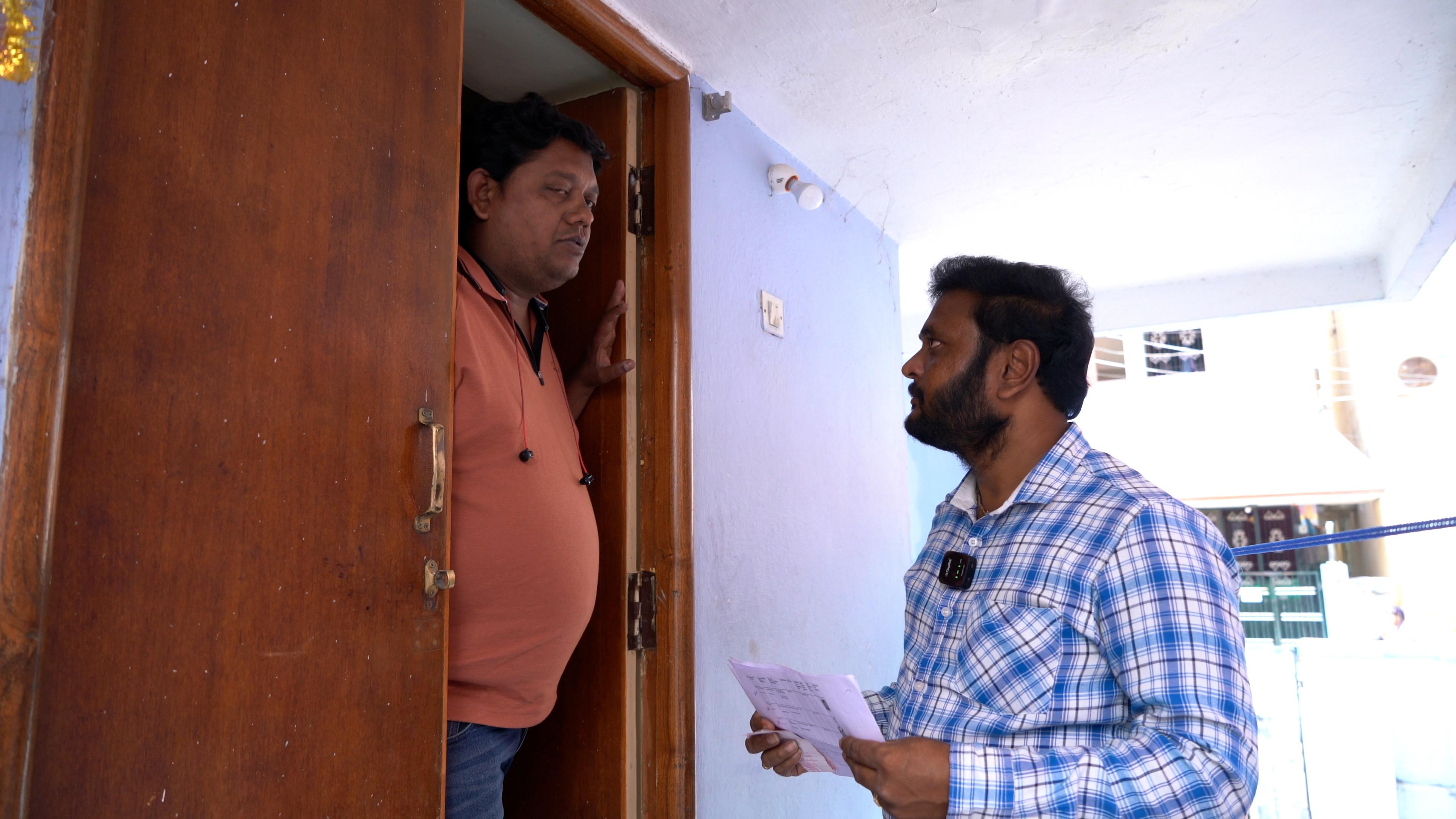 వరప్రసాద్‌తో మాట్లాడుతున్న బీబీసీ ప్రతినిధి