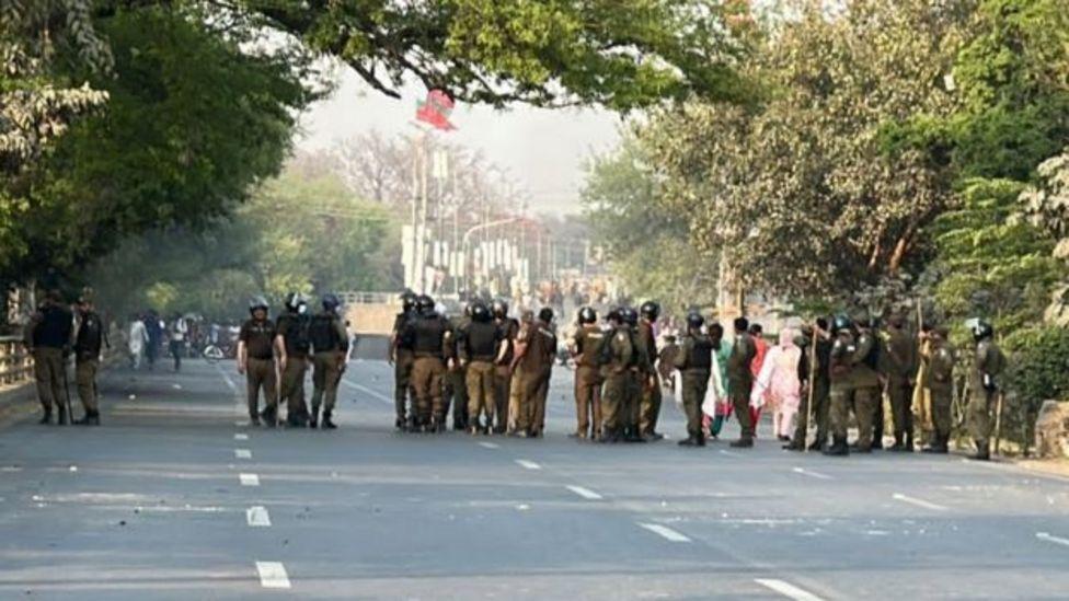 ఇమ్రాన్ ఖాన్ ఇంటి వద్ద పోలీసులు