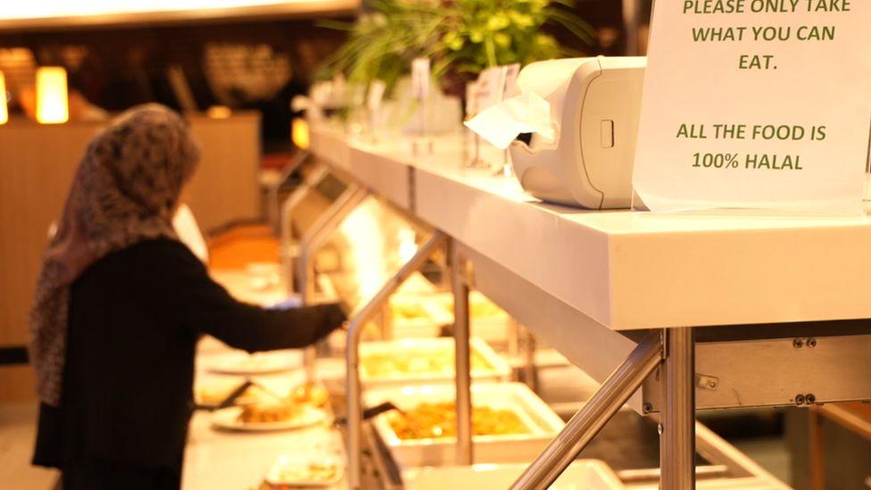 శరణార్థులకు, వలసదారులకు నివాసంగా మారిన ఓడ