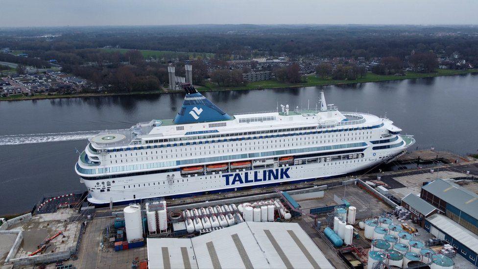 శరణార్థులకు, వలసదారులకు నివాసంగా మారిన ఓడ