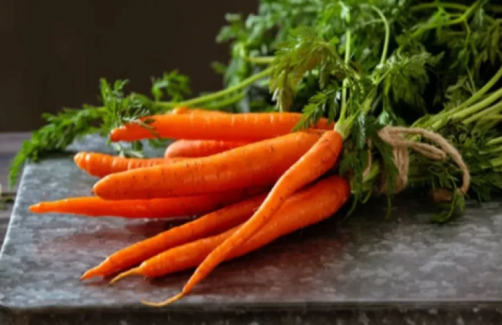 ಕ್ಯಾರೆಟ್ ಕಣ್ಣುಗಳಿಗೆ ತುಂಬಾ ಉಪಯುಕ್ತವೆಂದು ಪರಿಗಣಿಸಲಾಗುತ್ತದೆ. ಯಾಕಂದ್ರೆ, ಇದ್ರಲ್ಲಿ ವಿಟಮಿನ್ ಎ ಸಮೃದ್ಧವಾಗಿದೆ ಮತ್ತು ಆಲ್ಫಾ ಕ್ಯಾರೋಟಿನ್ ಮತ್ತು ಬೀಟಾ ಕ್ಯಾರೋಟಿನ್ ಎಂಬ ಎರಡು ಕ್ಯಾರೊಟಿನಾಯ್ಡ್ಗಳನ್ನ ಹೊಂದಿರುತ್ತದೆ.