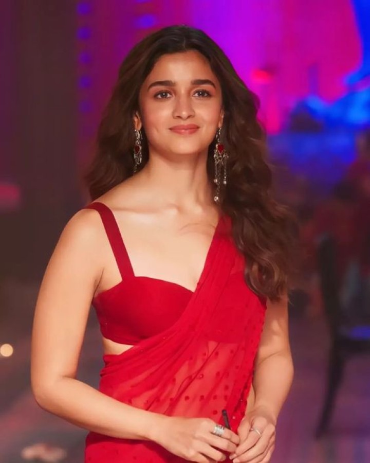 చీరలో ఆలియా అందాలు