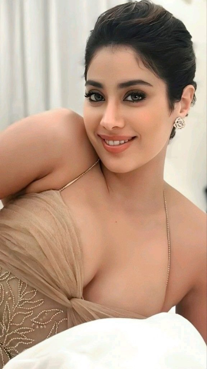 మతి పోగొట్టే జాన్వీ అందాలు