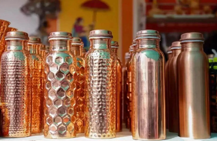 ನೀವು ತಾಮ್ರದ ಬಾಟಲಿಯಲ್ಲಿ ನೀರು ಕುಡಿದರೆ, ಅದು ಬ್ಯಾಕ್ಟೀರಿಯಾ ವಿರೋಧಿ ಗುಣಗಳನ್ನು ಹೊಂದಿದೆ.