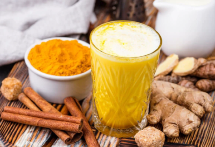 ನಮ್ಮಲ್ಲಿ ಬಹುತೇಕರು ಮನೆಯಲ್ಲಿ ರಾತ್ರಿ ಮಲಗುವ ಹೊತ್ತಿಗೆ ಅರಿಶಿನ ಮಿಕ್ಸ್ ಮಾಡಿದ ಹಾಲನ್ನು ಕುಡಿಯುವ ಅಭ್ಯಾಸ ಹೊಂದಿದ್ದಾರೆ. ಇದು ಕೆಮ್ಮು, ನೆಗಡಿ, ಗಾಯಗಳು ಮತ್ತು ಇತರ ಕಾಯಿಲೆಗಳಿಗೆ ಚಿಕಿತ್ಸೆ ನೀಡುವ ಹಳೆಯ ಆಯುರ್ವೇದ ಪರಿಹಾರವಾಗಿದೆ.