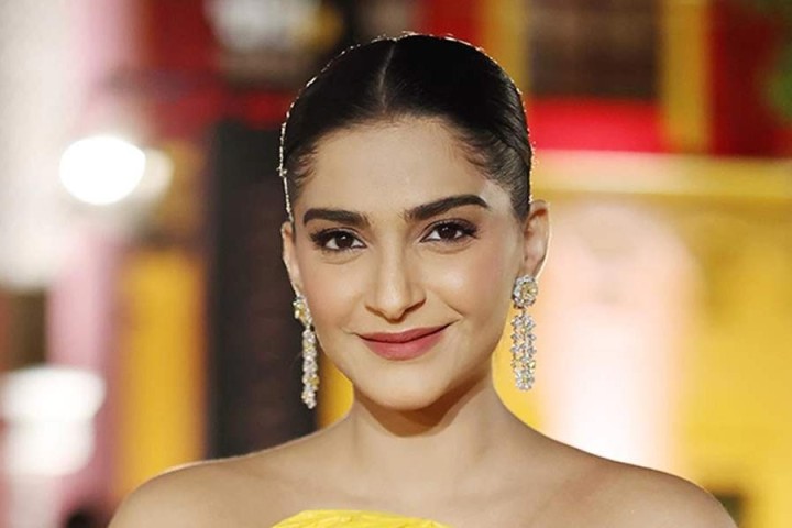 জানা গিয়েছে, লন্ডনের এক বিলাসবহুল বাড়িতে স্বামী আনন্দ অহুজার সঙ্গে সংসার পাততে চলেছেন সোনম। তবে এই বাড়ি সোনম বা আনন্দ কেউই কেনেননি। লন্ডনের নটিং হিলে নতুন বাড়ি কিনেছেন আনন্দের বাবা হরিশ অহুজা।