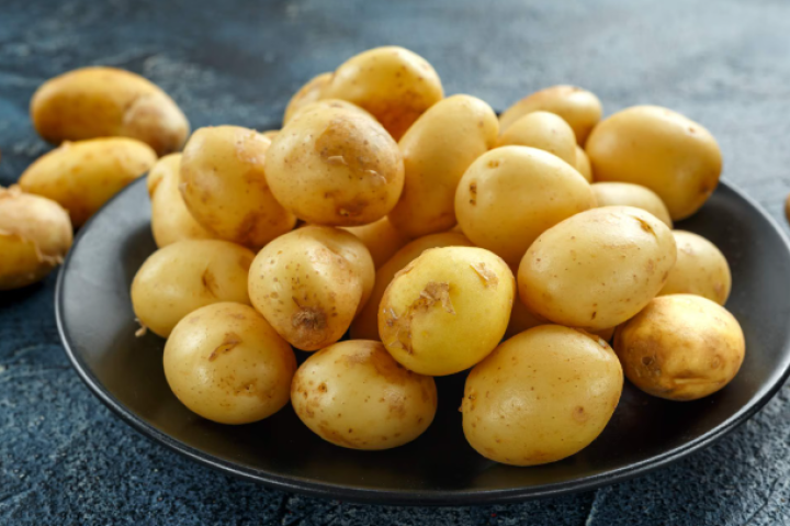 ಫ್ರಿಡ್ಜ್ ನಲ್ಲಿ ಟೊಮೆಟೊ ಇಡುವುದು ತಪ್ಪು. ಇದರ ತಾಪಮಾನವು ಟೊಮೆಟೊದೊಳಗಿನ ಘಟಕಗಳನ್ನು ಬದಲಾಯಿಸುತ್ತದೆ.