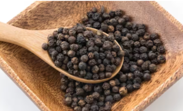 ಬಿಸಿ ನೀರಿಗೆ ಒಂದು ಸಣ್ಣ ಚಮಚ ಕರಿಮೆಣಸಿನ ಪುಡಿ ಬೆರೆಸಿ ಕುಡಿದರೆ ಶುಗರ್ ಇರುವವರಿಗೆ ಭಾರೀ ಪ್ರಯೋಜನವಾಗುವುದು. ಖಾಲಿ ಹೊಟ್ಟೆಯಲ್ಲಿ ಅಂದರೆ ಆಹಾರ ಸೇವನೆಗೆ ಮುನ್ನ ಈ ನೀರನ್ನು ಸೇವಿಸಿದರೆ ಹೆಚ್ಚು ಪರಿಣಾಮಕಾರಿಯಾಗಿ ಕೆಲಸ ಮಾಡುತ್ತದೆ.