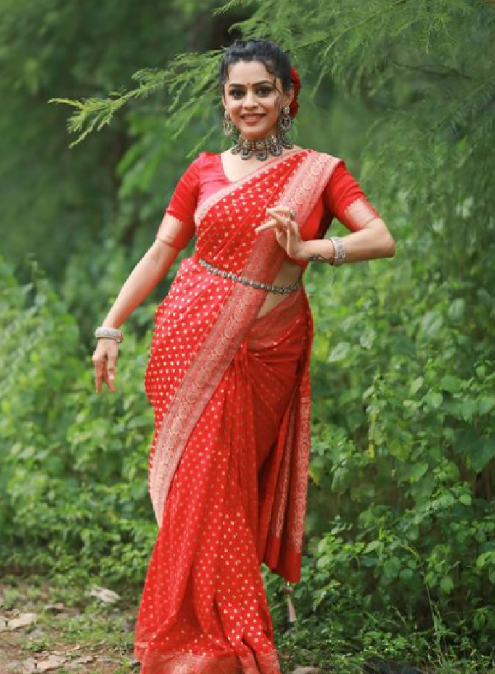 ಕೆಂಪು ಸೀರೆಯಲ್ಲಿ ಕಂಗೊಳಿಸುತ್ತಿರುವ ಅಮೃತ