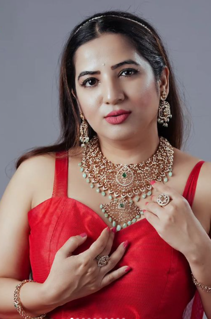 ಹಾಲ್ಗೆನ್ನೆ ಸುಂದರಿ