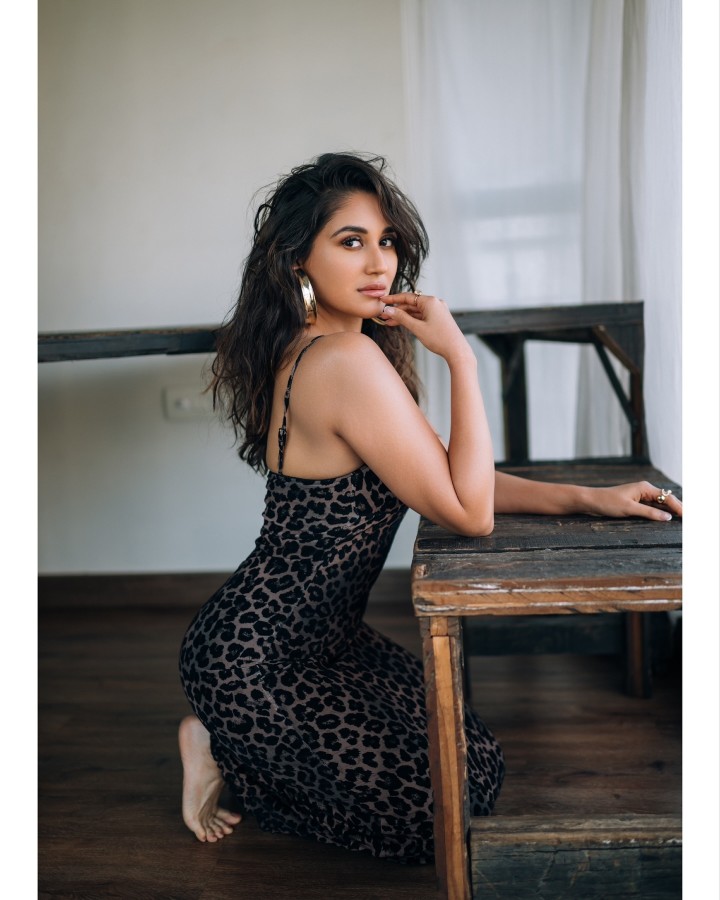 નીક્કી નો હોટ અંદાજ