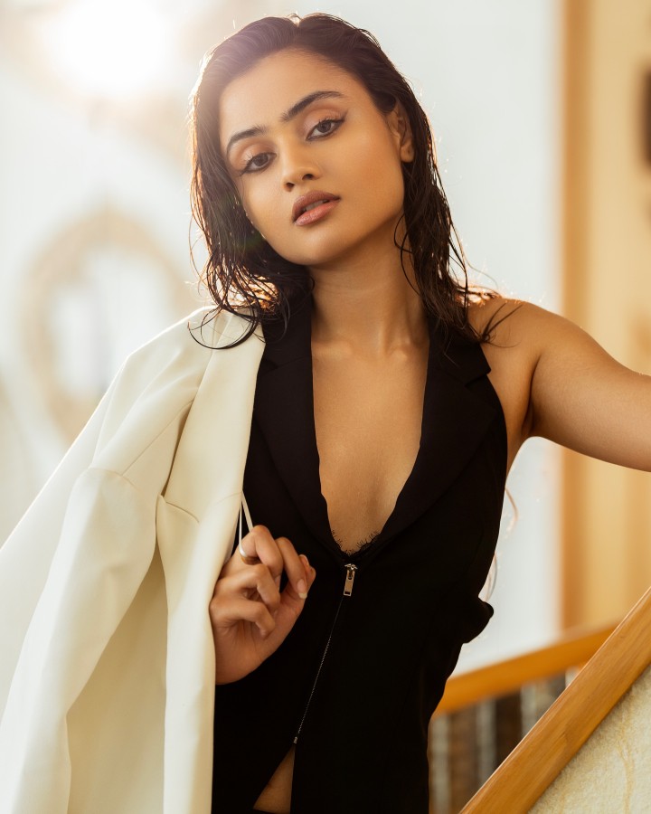 જાનકી બોડીવાળા નો હોટ લુક