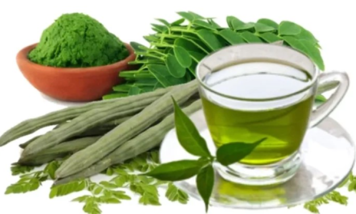 ನುಗ್ಗೆ ಸೊಪ್ಪನ್ನು ನೀರಿನಲ್ಲಿ ಕುದಿಸಿ ಅದರ ನೀರನ್ನು ಕುಡಿಯಬಹುದು. ಇಲ್ಲವೇ ನುಗ್ಗೆ ಸೊಪ್ಪನ್ನು ಎಲೆಗಳನ್ನು ಬಿಸಿಲಿನಲ್ಲಿ ಒಣಗಿಸಿ ನುಗ್ಗೆ ಪುಡಿಯನ್ನು ತಯಾರಿಸಬಹುದು. ದೇಹದಲ್ಲಿನ ವಿವಿಧ ಕಾಯಿಲೆಗಳು ಮತ್ತು ಪೌಷ್ಠಿಕಾಂಶದ ಕೊರತೆಗಾಗಿ ಖಾಲಿ ಹೊಟ್ಟೆಯಲ್ಲಿ ನುಗ್ಗೆ ನೀರನ್ನು ಕುಡಿಯಬಹುದು.