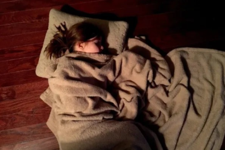 ರಾತ್ರಿ ವೇಳೆ ಮಹಿಳೆಯರು ಒಳುಡುಪುಗಳನ್ನು ಧರಿಸಿ ಮಲಗುವುದು ಒಳ್ಳೆಯದಲ್ಲ ಎನ್ನುತ್ತಾರೆ ತಜ್ಞರು.