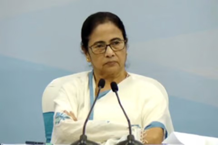 নভেম্বরের তৃতীয় সপ্তাহেই নবান্ন থেকে মুখ্যমন্ত্রী তথা পুলিশমন্ত্রী মমতা বন্দ্যোপাধ্যায় জানিয়েছিলেন, সিআইডির খোলনলচে বদল করবেন তিনি। বুধবার শুরু হয়ে গেল সেই কাজ।