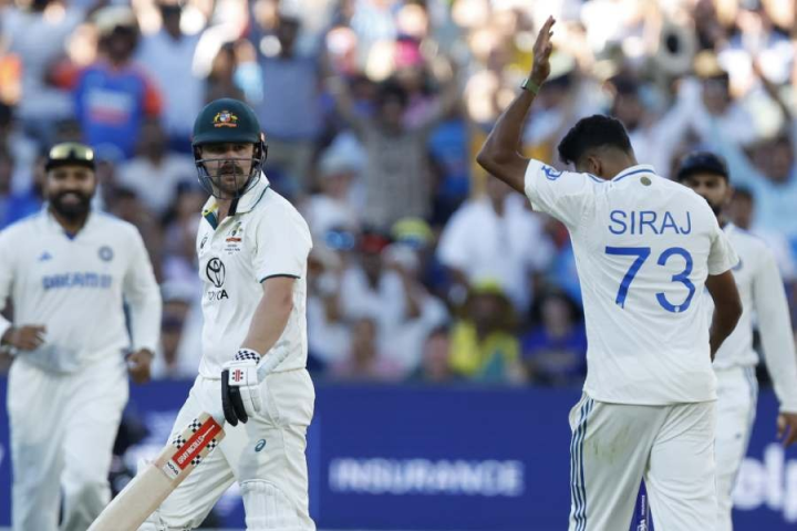 অ্যাডিলেডে দিন-রাতের টেস্টে বিবাদে জড়িয়েছেন মহম্মদ সিরাজ ও ট্রেভিস হেড। দুই ক্রিকেটারকরেই সমান দোষী মনে করছে আইসিসি। শাস্তি হতে পারে তাঁদের।