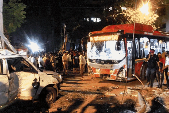 সোমবার রাত ১০টা নাগাদ মুম্বইয়ে কুরলা এলাকায় যাত্রিবাহী একটি বাস নিয়ন্ত্রণ হারিয়ে ৩০-৪০টি গাড়িতে ধাক্কা মেরে ফুটপাথে উঠে যায়। তার পর একটি আবাসনের মূল ফটকে ধাক্কা মেরে থেমে যায় সেটি।