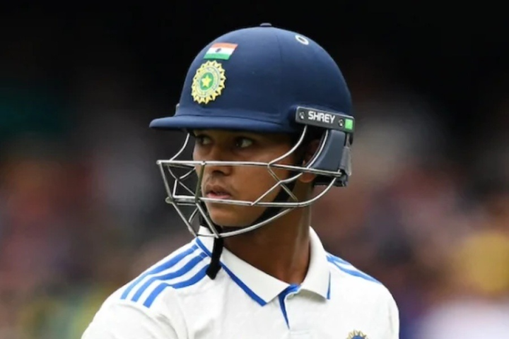 খারাপ আলোর কারণে আবার খেলা বন্ধ। ফলে সময়ের আগেই চা বিরতি নেওয়া হয়েছে। ৭ উইকেট হারিয়ে ৮৭ রানের মাথায় ডিক্লেয়ার করেছে অস্ট্রেলিয়া। ভারতের সামনে জয়ের লক্ষ্য ৫৪ ওভারে ২৭৫ রান।
