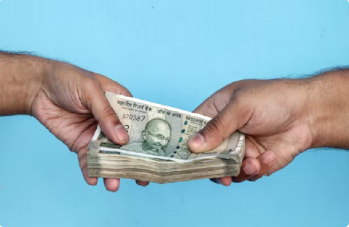 ಆದಾಯ ತೆರಿಗೆ ಕಾಯ್ದೆಯ ಸೆಕ್ಷನ್ 269 ಎಸ್ಟಿ ಪ್ರಕಾರ, ಒಂದೇ ಸಂದರ್ಭದಲ್ಲಿ ಒಂದೇ ವಹಿವಾಟು ಅಥವಾ ಸಂಬಂಧಿತ ವಹಿವಾಟುಗಳಿಗೆ ಒಂದು ದಿನದಲ್ಲಿ 2 ಲಕ್ಷ ಅಥವಾ ಅದಕ್ಕಿಂತ ಹೆಚ್ಚಿನ ನಗದು ಪಾವತಿಗಳನ್ನ ಸ್ವೀಕರಿಸುವುದನ್ನ ನಿಷೇಧಿಸಲಾಗಿದೆ.  ಈ ಮಿತಿಯನ್ನ ಮೀರಿದರೆ, ದಂಡ ಅಥವಾ ಕಾನೂನು ಕ್ರಮ ತೆಗೆದುಕೊಳ್ಳಬಹುದು.