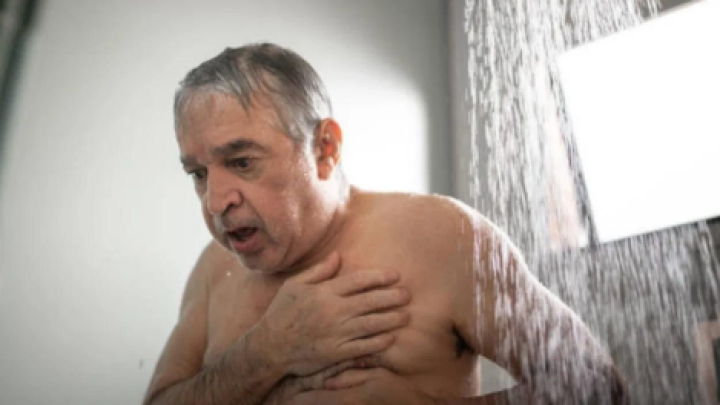 ಬಾತ್ರೂಮ್ನಲ್ಲಿ ಹೆಚ್ಚಾಗಿ ಪಾರ್ಶ್ವವಾಯು ಮತ್ತು ಹೃದಯಾಘಾತ ಸಂಭವಿಸಲು ಕಾರಣವೆನೆಂದರೆ ಸ್ನಾನಗೃಹದ ಉಷ್ಣತೆಯು ನಮ್ಮ ಕೋಣೆಯ ಉಳಿದ ತಾಪಮಾನಕ್ಕಿಂತ ಭಿನ್ನವಾಗಿರುತ್ತದೆ. ಅಂತಹ ಪರಿಸ್ಥಿತಿಯಲ್ಲಿ, ದೇಹದ ಉಷ್ಣತೆಯನ್ನು ಸಮತೋಲನಗೊಳಿಸಲು ಮತ್ತು ರಕ್ತ ಪರಿಚಲನೆಯನ್ನು ಕಾಪಾಡಿಕೊಳ್ಳಲು ಕೆಲಸ ಮಾಡುವುದು ಬಹಳ ಮುಖ್ಯ.