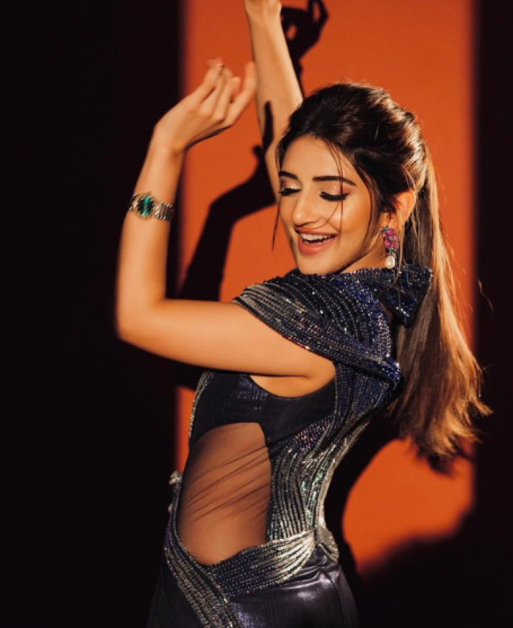 ಡಾನ್ಸಿಂಗ್ ಕ್ವೀನ್