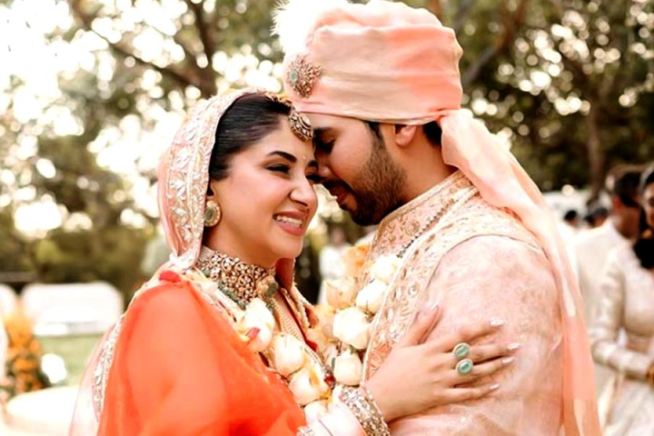 বছরের শুরুতেই সুখবর দিলেন অরমান মালিক। দীর্ঘ দিনের প্রেমিকা আশনা শ্রফের সঙ্গে গাঁটছড়া বাঁধলেন গায়ক। ইনস্টাগ্রামে বিয়ের ছবি ভাগ করে নিয়ে এই সুখবর দিয়েছেন নবদম্পতিই।