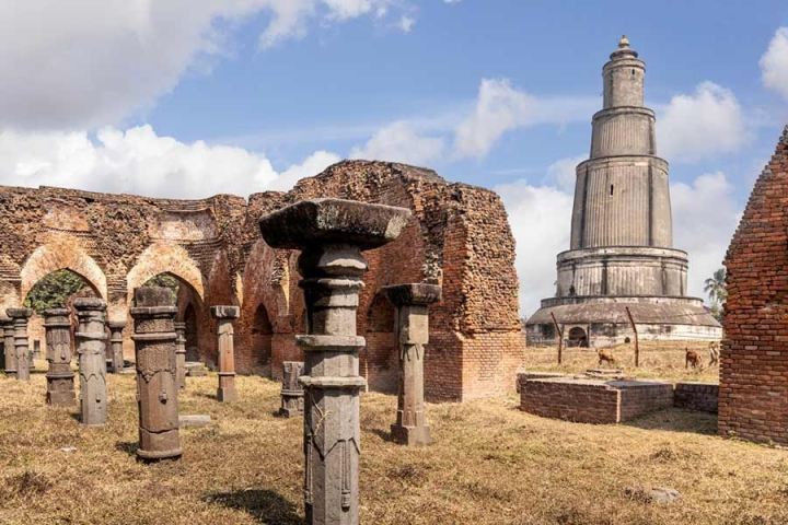 ইতিহাসের গন্ধ মাখা পাণ্ডুয়া!