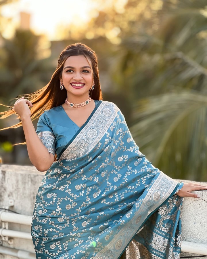 Gorgeous saree एंड ब्यूटीफुल स्माइल मेरी जान.
