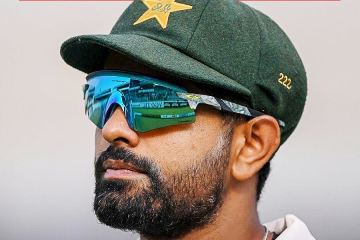 পাকিস্তান-দক্ষিণ আফ্রিকা টেস্টেও বাড়ল উত্তাপ। বাবর আজ়মের গায়ে বল ছুড়ে মারেন দক্ষিণ আফ্রিকার পেসার উইয়ান মুল্ডার। বিষয়টি ভাল ভাবে নেননি বাবর। ফলে মাঠেই শুরু হয় ঝগড়া।