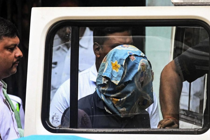 আরজি কর হাসপাতালে মহিলা চিকিৎসকের ধর্ষণ-খুনের ঘটনায় অভিযুক্ত সিভিক ভলান্টিয়ারের বেকসুর খালাস চাইলেন তাঁর আইনজীবীরা।আরজি কর-কাণ্ডে ধৃত সিভিককেই একমাত্র অভিযুক্ত হিসাবে চার্জশিটে উল্লেখ করেছে তদন্তকারী সংস্থা সিবিআই। তাদের দেওয়া প্রমাণ পর্যাপ্ত নয় বলে দাবি করলেন অভিযুক্তের আইনজীবী।