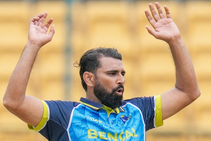 বিজয় হজারের প্রি-কোয়ার্টার ফাইনালে হেরে গেল বাংলা। ফলে মহম্মদ শামি আর কোনও ম্যাচ পাবেন না নিজেকে প্রমাণ করার। ইংল্যান্ড সিরিজ়ের আগে আর ম্যাচ নেই বাংলার।ভারতীয় দলে সুযোগ না পেলে শামিকে হয়তো রঞ্জি খেলতে দেখা যাবে।