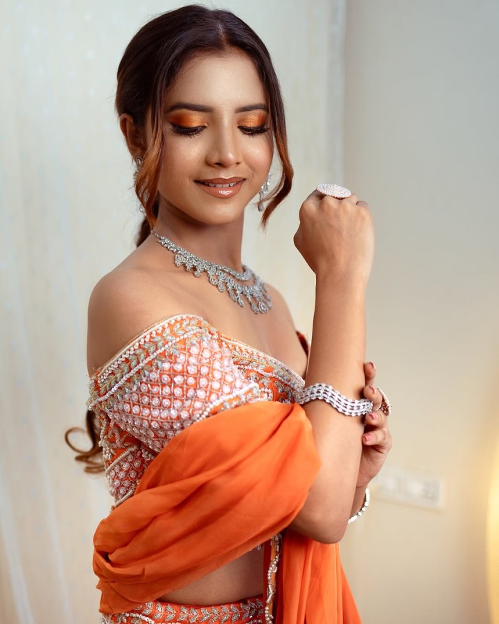 जे झुकी नज़रे..