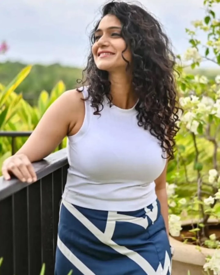 आसमान से परी आयी है कोई.