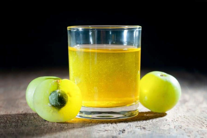 আয়ুর্বেদিক ওষুধ হিসাবে আমলকির বাড়তি কদর আছে। তার একটা বড় কারণ আমলকিতে থাকা ভিটামিন সি-এর পরিমাণ।আয়ুর্বেদে ভাল থাকার ওষুধ হিসাবে রোজ সকালে খালি পেটে আমলকির জল খেতেও বলা হয়।