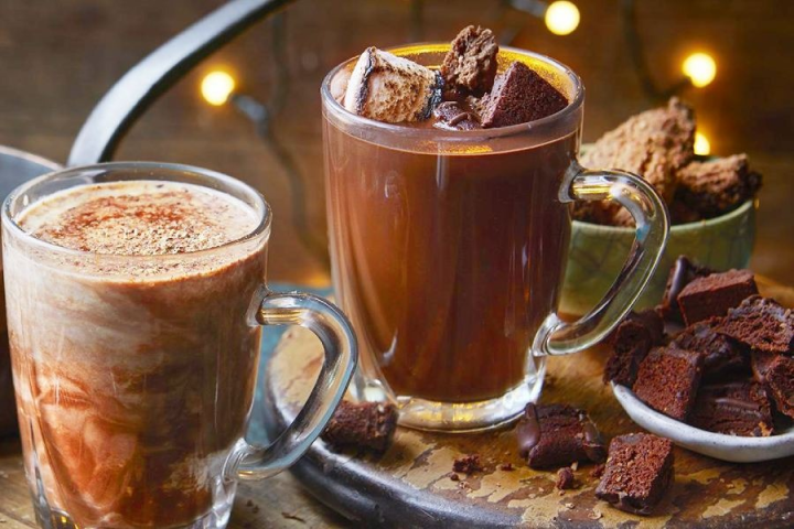 শীতের সন্ধ্যায় হট চকোলেটের কাপে হাতে ওম নিতে নিতে কামড় দিন স্বাস্থ্যকর কেকে।