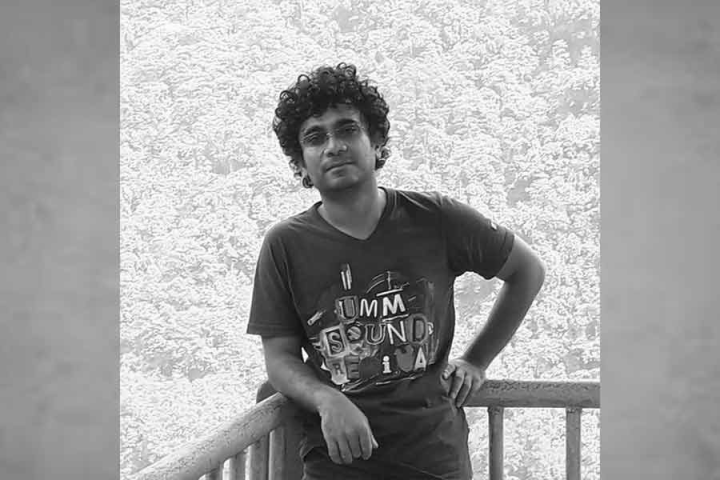 রবিবার সন্ধ্যায় ৪৮ বছরের বাদ্যযন্ত্রশিল্পীর দেহ উদ্ধার হয়। ওয়েলিংটনের এক ভাড়া বাড়িতে বাবা-মায়ের সঙ্গে থাকতেন চন্দ্রমৌলি। চন্দ্রমৌলি বাংলা ব্যান্ড ‘ফসিলস্’-এর প্রাক্তন সদস্য ছিলেন।