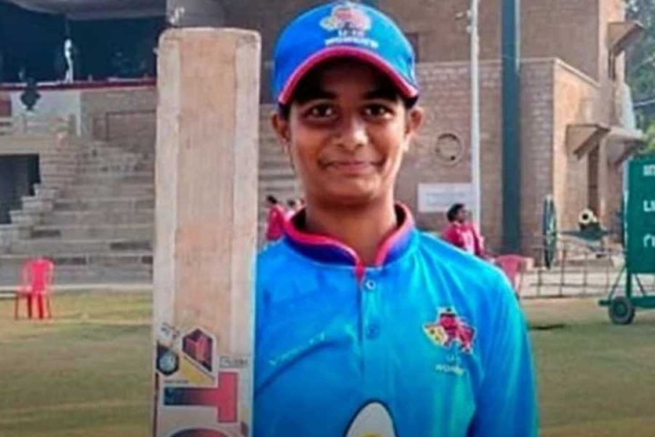 ভারতের মহিলাদের ঘরোয়া ক্রিকেটে রেকর্ড গড়ল ইরা যাদব। ১৪ বছরের এই কিশোরী এক ইনিংসে ১৫৭ বলে ৩৪৬ রান করেছে। স্মৃতি মন্ধানার নজির ভেঙেছে সে।