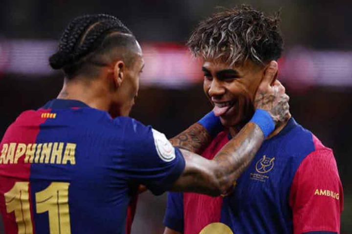 স্প্যানিশ সুপার কাপের ফাইনালে বার্সেলোনার বিরুদ্ধে ৫ গোল হজম করল রিয়াল মাদ্রিদ। ১৫তম বার সুপার কাপ জিতল বার্সেলোনা। জোড়া গোল রাফিনহার।