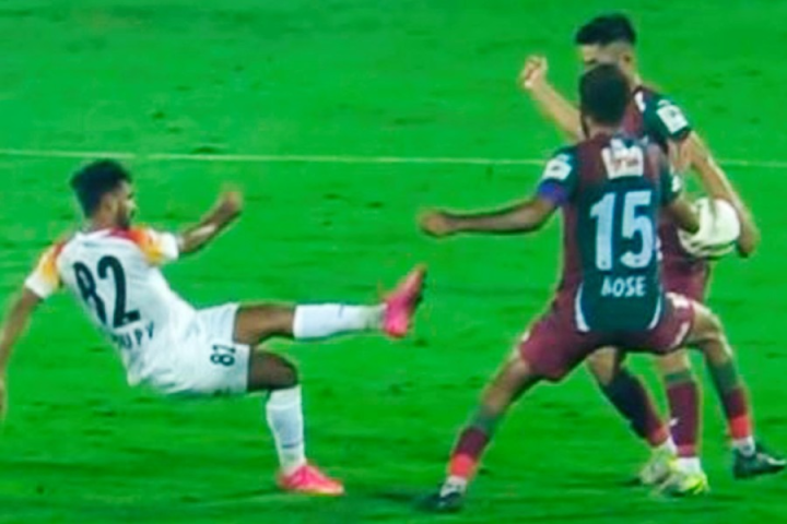 শনিবার কলকাতা ডার্বিতে বিতর্ক হয়েছে একটি হ্যান্ডবল ঘিরে। পিভি বিষ্ণুর শট বক্সের মধ্যে মোহনবাগানের আপুইয়ার হাতে লাগা সত্ত্বেও রেফারি পেনাল্টি দেননি। সর্বভারতীয় ফুটবল সংস্থার প্রধান রেফারিং আধিকারিকের মতে, সেটি পেনাল্টি ছিল না!