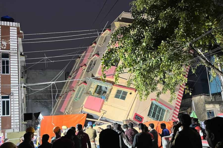 বাঘাযতীনে হেলে পড়া বাড়ি নিয়ে মঙ্গলবার এফআইআর দায়ের হল নেতাজিনগর থানায়। ডেভেলপার এবং নির্মাণ সংস্থার মালিকের পাশাপাশি আটটি ফ্ল্যাটের মালিকের বিরুদ্ধেও অভিযোগ করা হয়েছে।