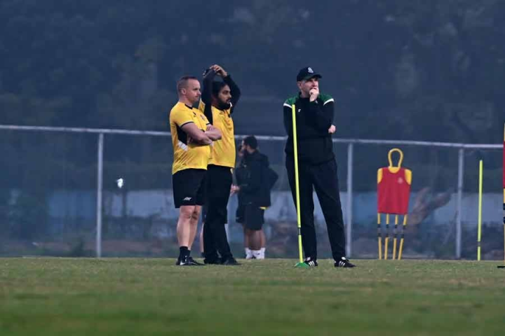 আইএসএলে চেন্নাইয়িন এফসি-র বিরুদ্ধে ম্যাচের আগে মহমেডান স্পোর্টিংয়ে বিদ্রোহ ফুটবলারদের!মহমেডান ফুটবলারদের অভিযোগ, প্রত্যেকেরই দু’মাসের বেশি বেতন বকেয়া রয়েছে। বেঙ্গালুরু-কে হারানোর পরেই তাই আর দেরি না করে তাঁরা বিদ্রোহ ঘোষণা করলেন।