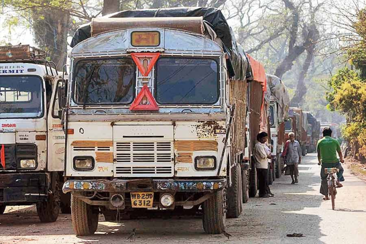 রফতানি বাণিজ্যে হোঁচট খাওয়ার আশঙ্কা তৈরি হয়েছিল বাংলাদেশের পরিস্থিতি অস্থির হতেই। এ বার সেই প্রভাব পড়তে শুরু করল দেশের বৃহত্তম স্থলবন্দর পেট্রাপোলে। আমদানি-রফতানি ব্যবসায়ীরা জানাচ্ছেন, গত অগস্টে বাংলাদেশে শেখ হাসিনা সরকারের পতনের পরেও পেট্রাপোল-বেনাপোল বন্দর দিয়ে পণ্য বাণিজ্য কার্যত স্বাভাবিক ছিল।