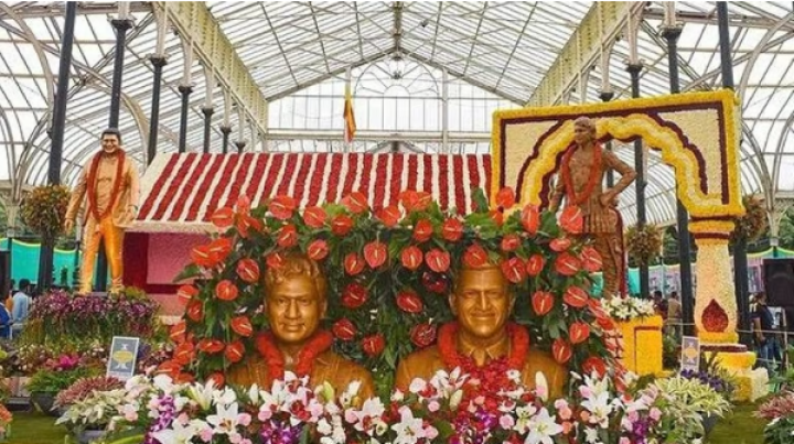 ಲಾಲ್‌ಬಾಗ್ ನಲ್ಲಿ ಇಂದಿನಿಂದ ಪ್ರಾರಂಭವಾಗಲಿರುವ ಪುಷ್ಪ ಪ್ರದರ್ಶನ 11 ದಿನಗಳವರೆಗೆ ನಡೆಯಲಿದೆ. ಲಾಲ್‌ಬಾಗ್ ಬೊಟಾನಿಕಲ್ ಗಾರ್ಡನ್‌ನಲ್ಲಿ ಪುಷ್ಪ ಪ್ರದರ್ಶನ ನಡೆಯುತ್ತಿದ್ದು, ಸುಮಾರು 8 ರಿಂದ 10 ಲಕ್ಷ ಪ್ರವಾಸಿಗರು ಭಾಗವಹಿಸುವ ನಿರೀಕ್ಷೆಯಿದೆ.