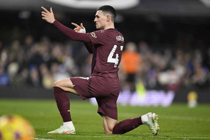 ভাল-খারাপ দিন দুই ম্যাঞ্চেস্টারের। ১-৩ হেরে গেল ওল্ড ট্র্যাফোর্ডের ক্লাব। সেখানে পেপ গুয়ার্দিওলার ম্যান সিটি ৬-০ গোলে উড়িয়ে দিল ইপসউইচ টাউন-কে। জোড়া গোল করলেন ফিল ফোডেন।