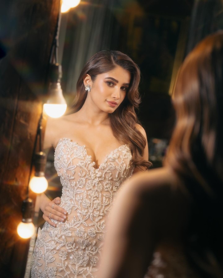 સ્ટાઇલ અને હોટનેસનો આકર્ષક મિશ્રણ!'