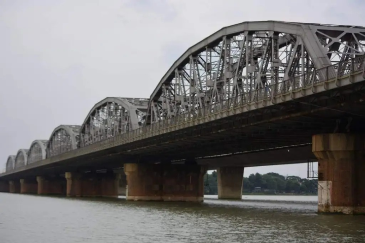 ১৯২৬ সালে এই ব্রিজ তৈরি শুরু হয় শেষ হয় ১৯৩১ সালে। ১৯৩২ সালের ডিসেম্বর মাস থেকে এই সেতুতে যান চলাচল শুরু হয়। চিনতে পারছেন ব্রিজটিকে? হ্যাঁ আমাদের চির চেনা বালি ব্রিজ। শোনা যায়, সেতু নির্মাণে সেই যুগে ১.১৪ কোটি টাকা খরচ হয়েছিল। সেই সময়ে ভারতে তৈরি সবথেকে দামি এবং সবথেকে কঠিন রেলব্রিজ ছিল এটি।