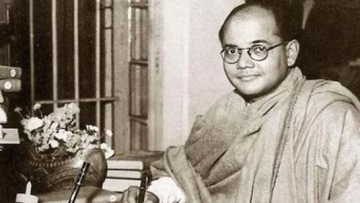 বিদেশ থেকে ইন্ডিয়ান সিভিল সার্ভিস পরীক্ষায় সসম্মানে উত্তীর্ণ হওয়ার পরেও সেই সুরক্ষিত চাকরি ছেড়ে নিজের মনের কথা শুনে পরাধীন দেশের মানুষদের ব্রিটিশ শাসনের হাত থেকে মুক্ত করার জন্য এগিয়ে আসেন সুভাষ।