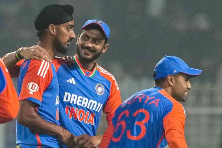 সাদা বলের ক্রিকেটে ফিরতেই বোঝা গেল কেন টি-টোয়েন্টি ক্রিকেটে ভারত বিশ্বসেরা। ইংল্যান্ড প্রথমে ব্যাট করতে নেমে ১৩২ রান করে। ভারত সেই রান তুলে নেয় ১২.৫ ওভারে। ইডেনে ৭ উইকেটে জয় বরুণ, অভিষেকদের।