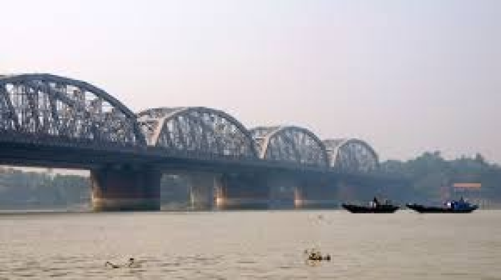 সংস্কারের কাজ চলছে। তাই ডানকুনি-শিয়ালদা শাখায় রেললাইনের ট্রেন চলাচল বন্ধ। নিয়ন্ত্রণ করা হয়েছে যানচলাচল। কিন্তু অফিস টাইমে যাত্রীভোগান্তির চিত্র দেখা গেল শুক্রবারও।