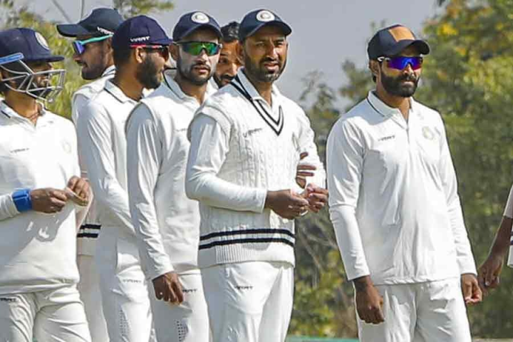 রঞ্জি ট্রফিতে রোহিত শর্মা, শুভমন গিল, যশস্বী জয়সওয়ালদের ব্যর্থতার দিনে মান বাঁচালেন শুধু রবীন্দ্র জাডেজা। বৃহস্পতিবার থেকে শুরু হওয়া রঞ্জিতে সিনিয়র ক্রিকেটারেরা খেলছেন।ব্যতিক্রম জাডেজা। অন্য দিকে, বল হাতে সফল বাংলা।